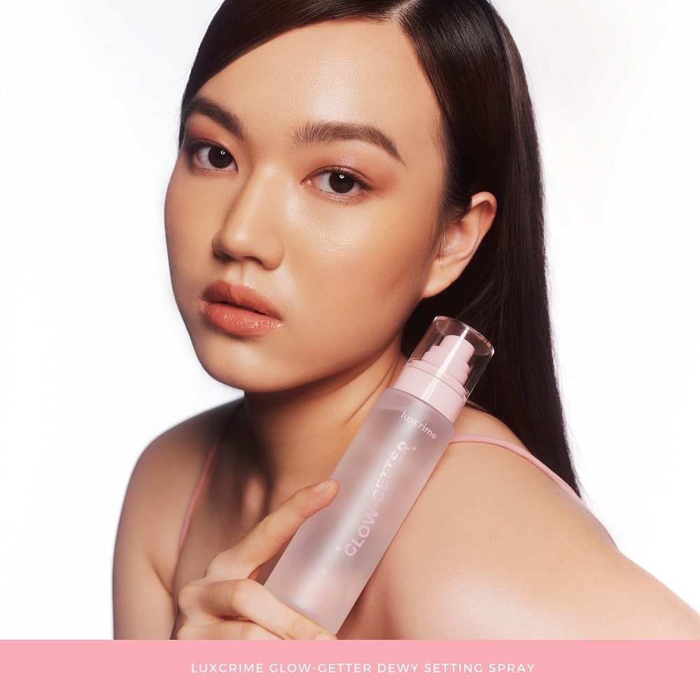 Luxcrime Glow-Getter Dewy Setting Spray3 Luxcrime Glow-Getter Dewy Setting Spray - Gambar 3